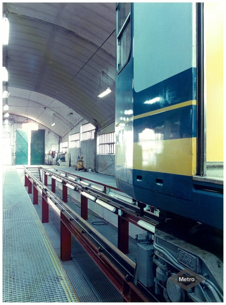 Miniatura de Tren 300 2ª serie en las cocheras de Aluche
