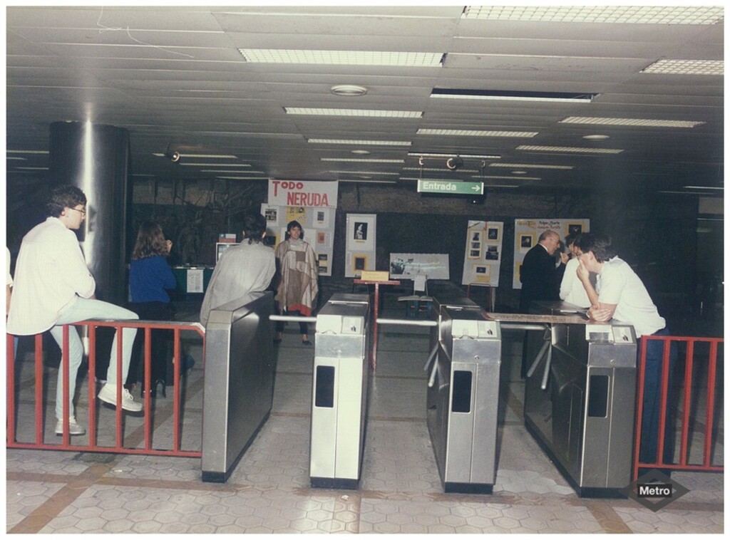 Miniatura de Todo Neruda en la estación de Avenida de América
