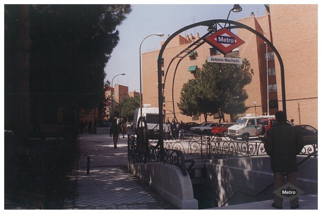Miniatura de Entrada a la estación de Antonio Machado