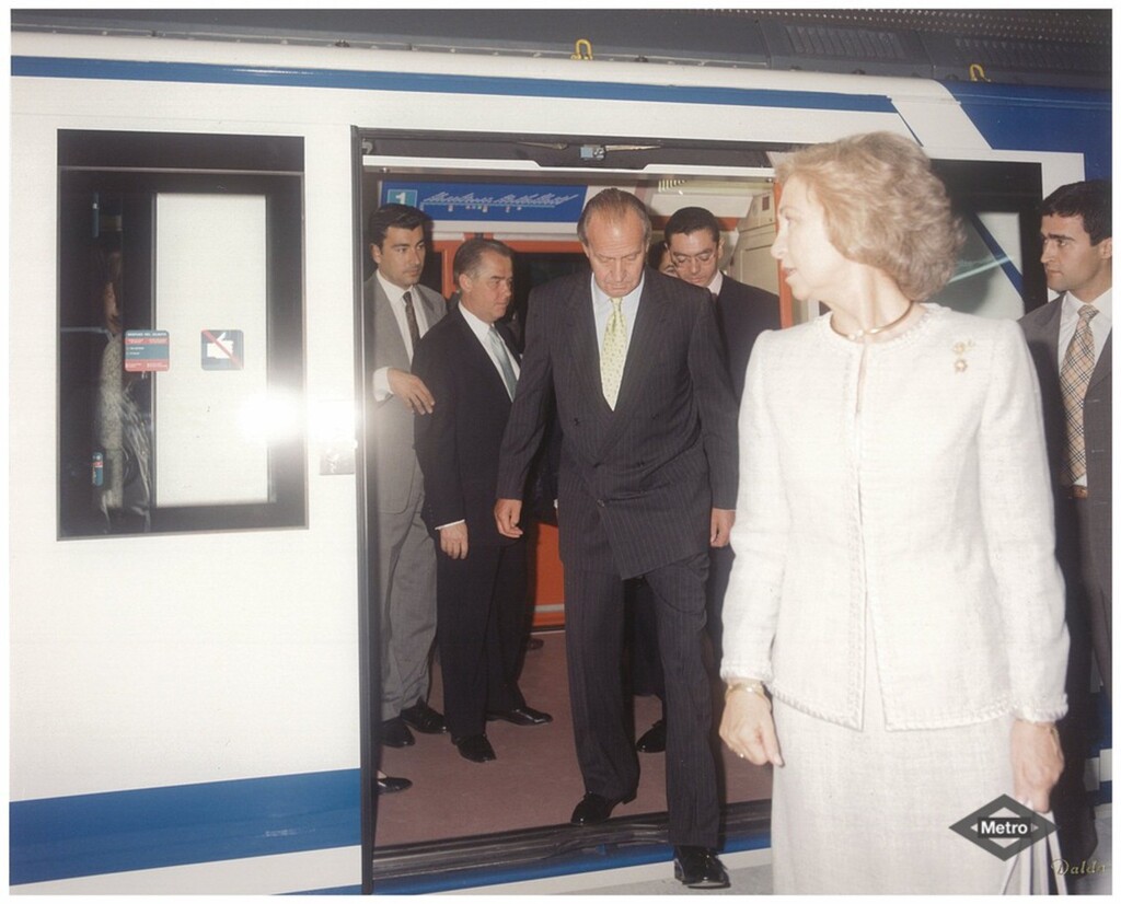 Miniatura de Sus Majestades los Reyes inauguran la estación de Mar de Cristal
