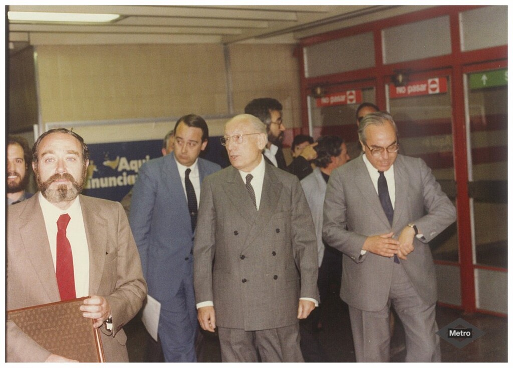 Miniatura de Visita de Enrique Tierno Galván a la exposición de pintores de Getafe en línea 8