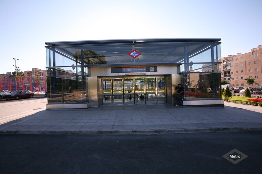 Miniatura de Acceso a la estación de Barrio del Puerto