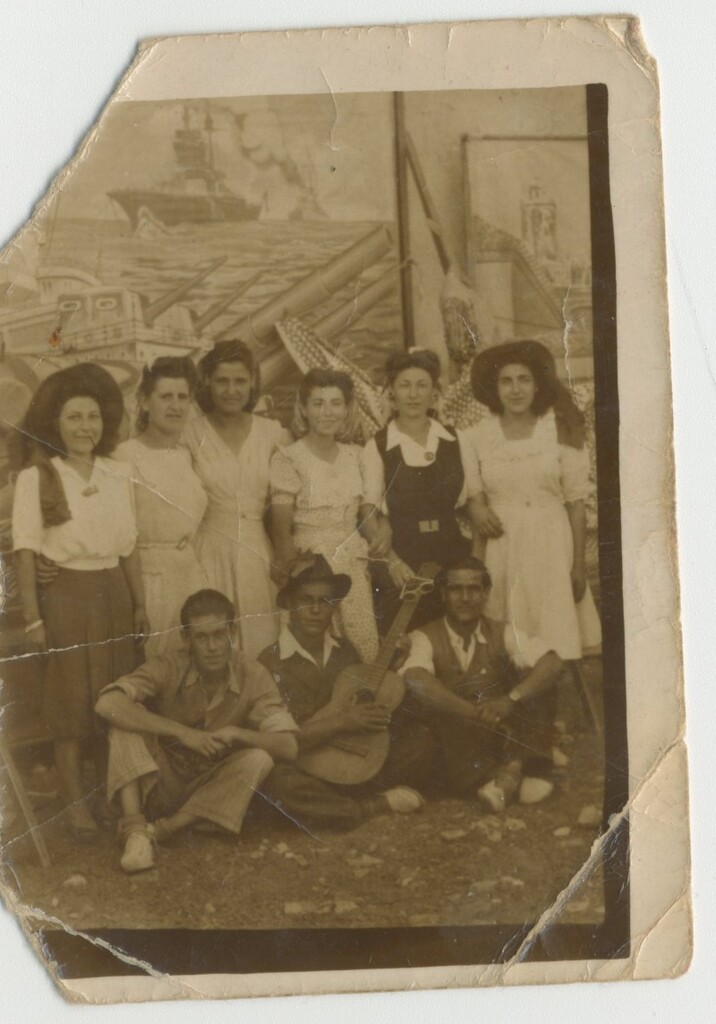 Miniatura de Grupo de amigos en las fiestas del pueblo de Vallecas