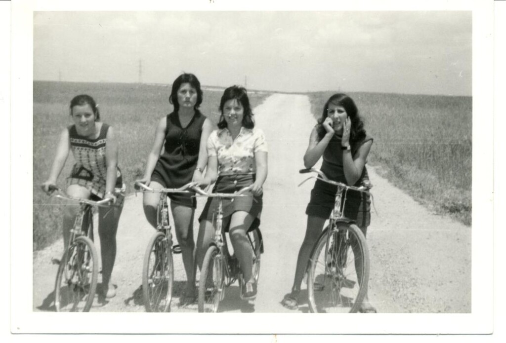 Miniatura de Chicas en bicicleta