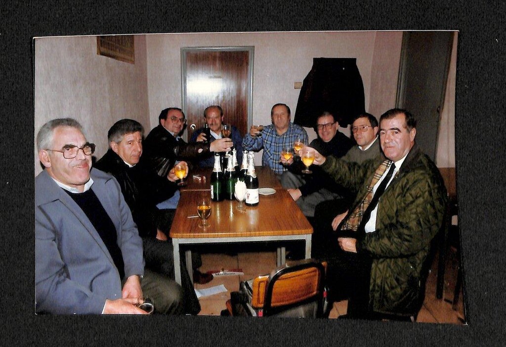 Miniatura de Amigos celebrando la Navidad en el bar Plaza