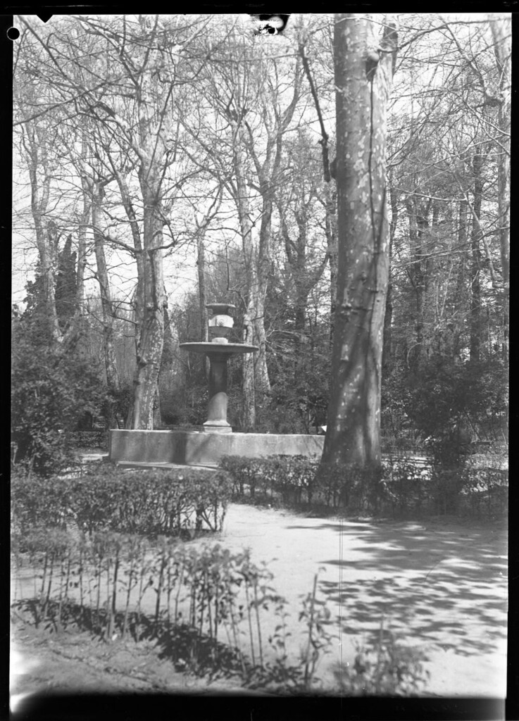 Miniatura de Detalle de la fuente en los jardines del Palacete de la Moncloa