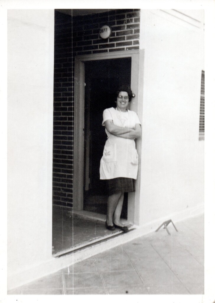 Miniatura de La señora Dulce en la puerta de casa