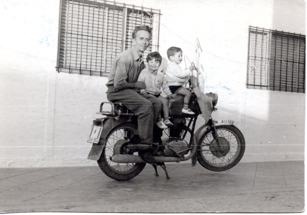 Miniatura de Antonio con sus sobrinos en el patio de casa en la UVA de Vallecas
