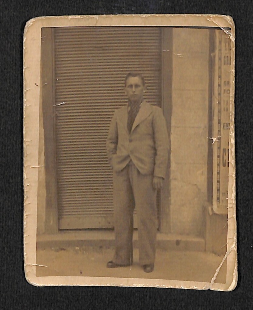 Miniatura de Padre de José Luis Áñez frente al Bar Casa Seco