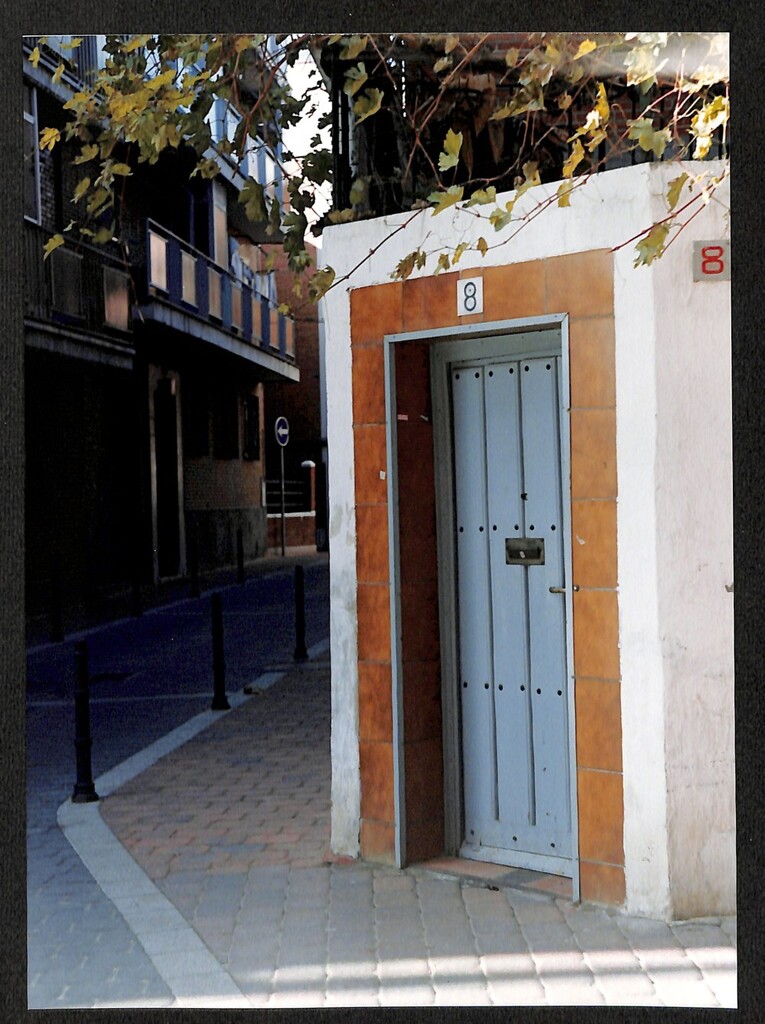 Miniatura de Entrada a la antigua casa de los trabajadores del Cine Madrid