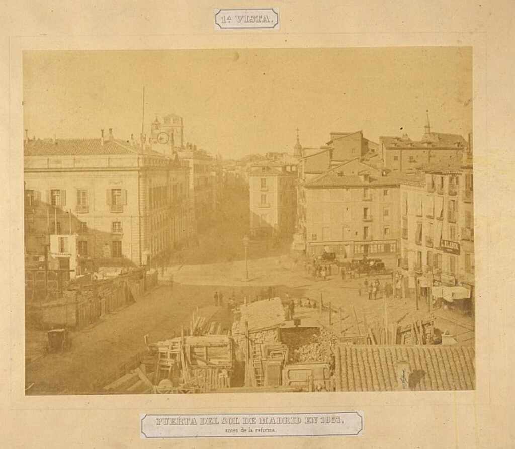 Miniatura de Puerta del Sol de Madrid en 1857 antes de la reforma. 1ª vista