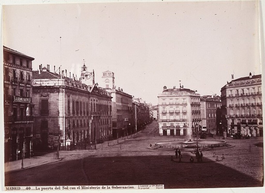 Miniatura de La puerta del Sol con el Ministerio de la Gobernación