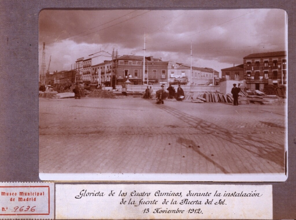 Miniatura de Glorieta de Cuatro Caminos durante la instalación de la fuente del Puerta del Sol