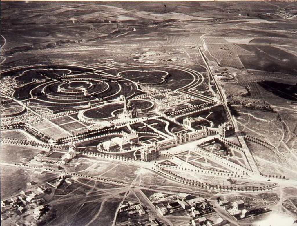Miniatura de Vista aérea del cementerio de Nuestra Señora de la Almudena