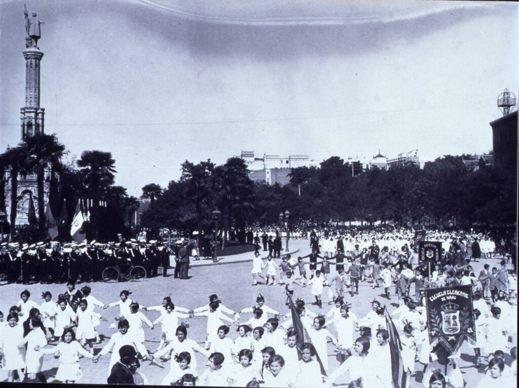 Miniatura de Fiesta de la Raza. Desfile de niños de las Escuelas Elementales por el paseo de Recoletos y plaza de Colón