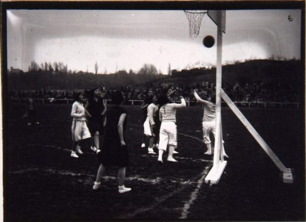 Miniatura de Partido de basket-ball femenino en el stadium