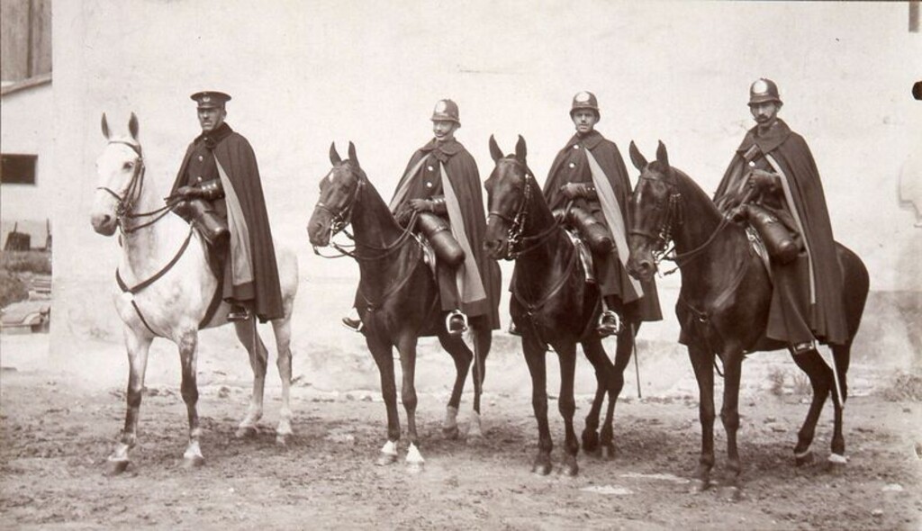 Miniatura de Policías municipales a caballo