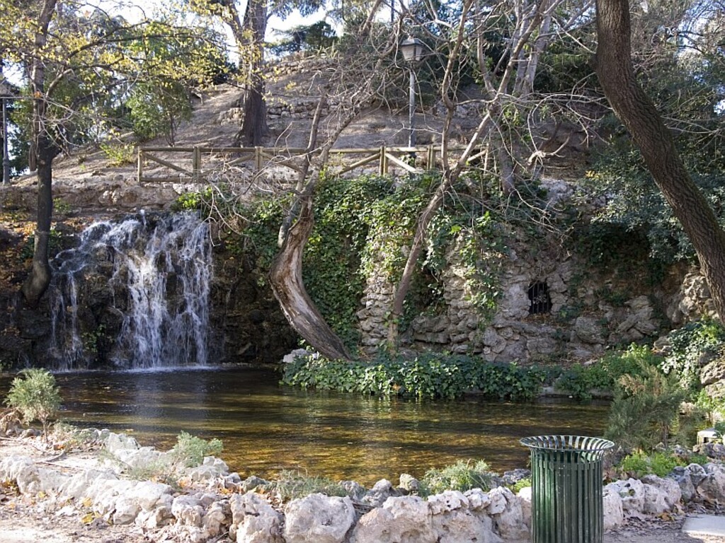 Miniatura de Cascada y estanque de la Montaña Artificial del Retiro