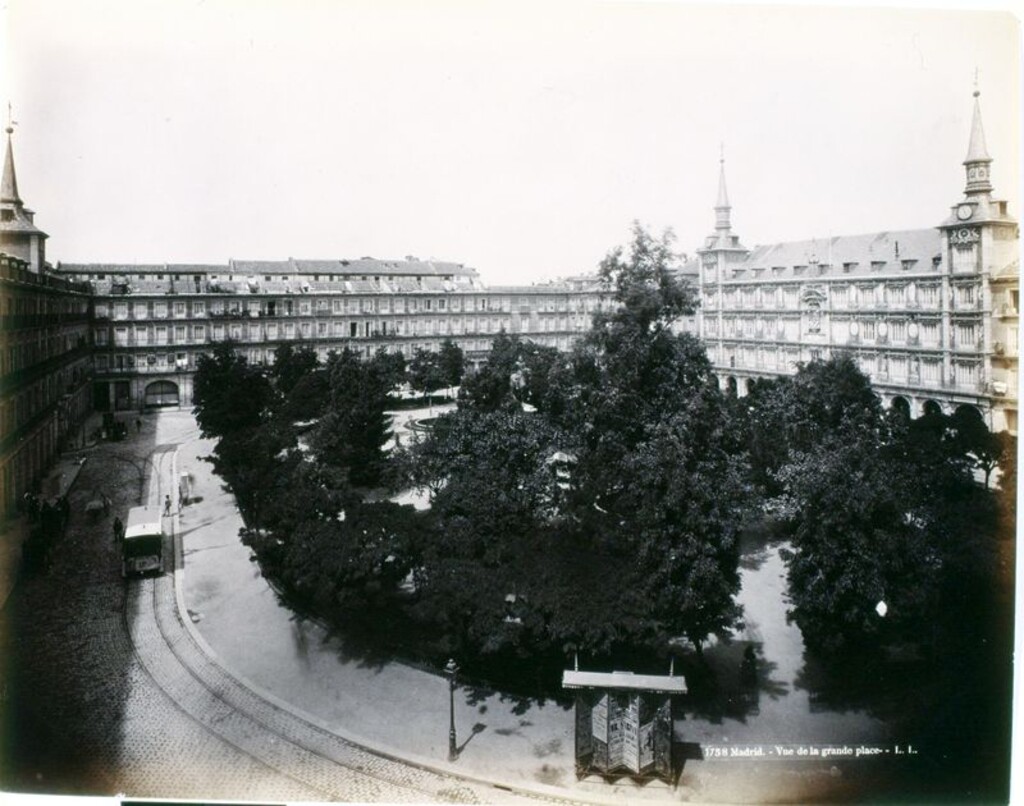 Miniatura de Vista de la Plaza Mayor con jardines y líneas de tranvía