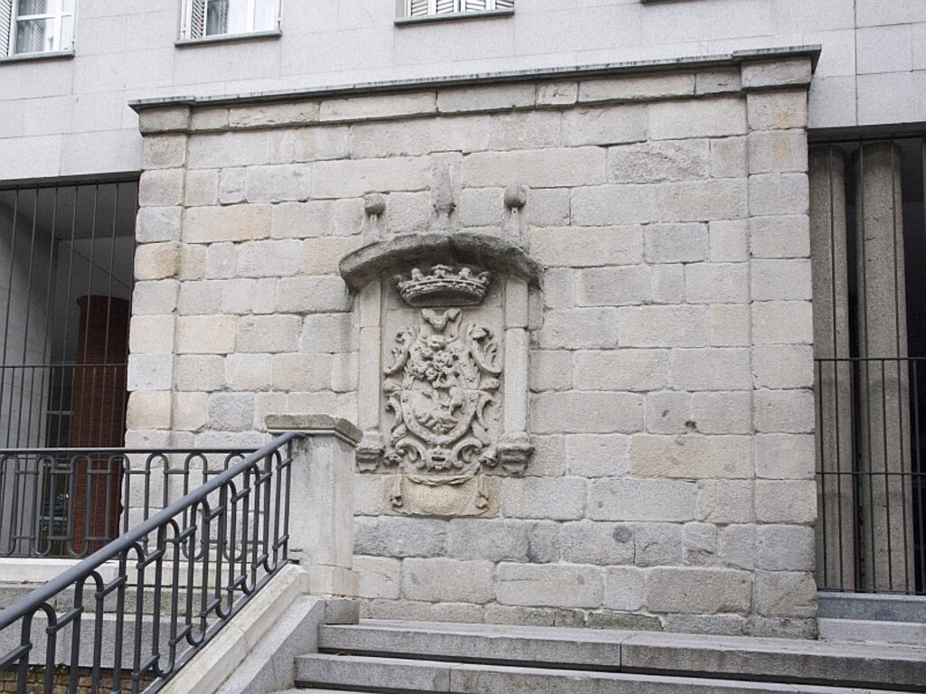 Miniatura de Escudo de Madrid en piedra calle Segovia