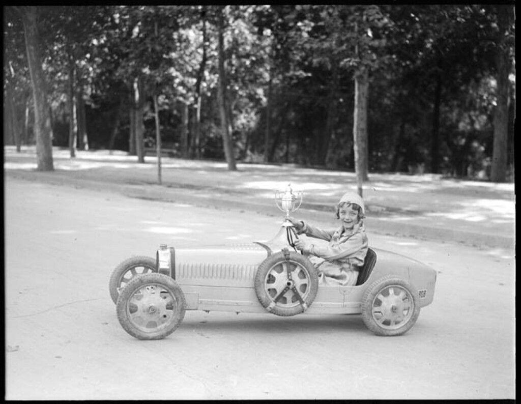 Miniatura de Lolita Blitz, ganadora de la carrera de coches infantil en el Retiro