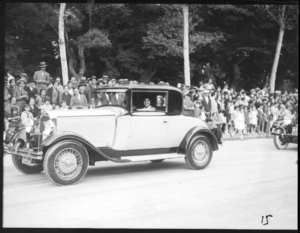 Miniatura de Participante en el desfile Elegancia automóviles, en el parque del Retiro