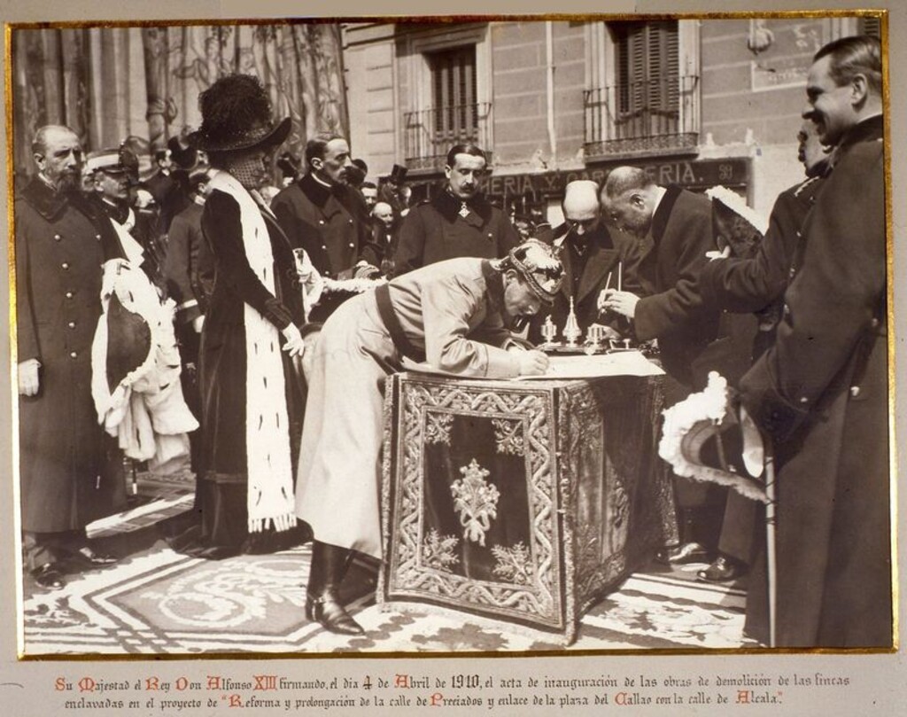 Miniatura de Alfonso XIII firmando la inauguración de las obras de la Gran Vía
