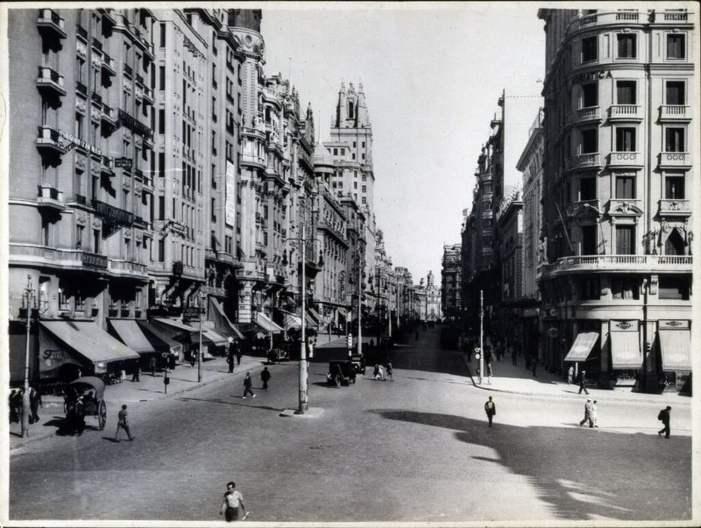 Miniatura de Segundo tramo de la Gran Vía desde la plaza del Callao