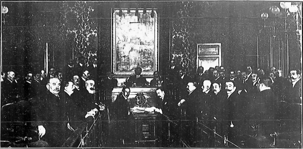 Miniatura de Salón de plenos del Ayuntamiento de Madrid durante la subasta de la Gran Vía de 1908