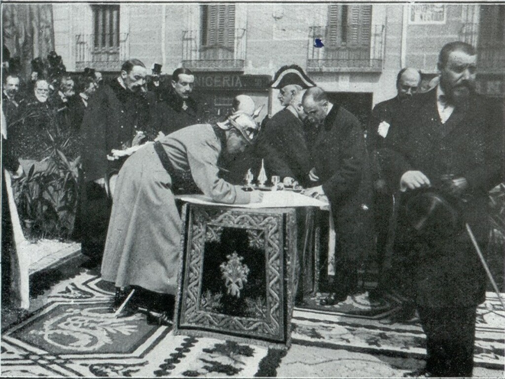 Miniatura de El Rey firmando el acta de la inauguración de las obras de la Gran Vía