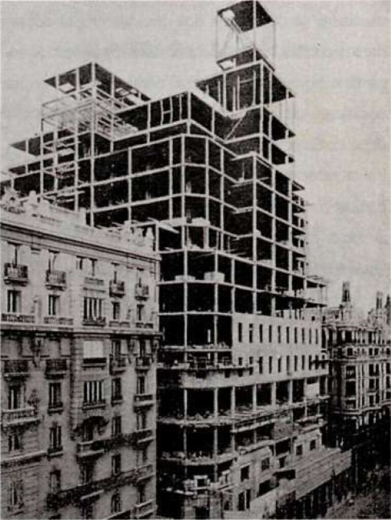 Miniatura de Construcción del edificio de la Telefónica desde la Gran Vía