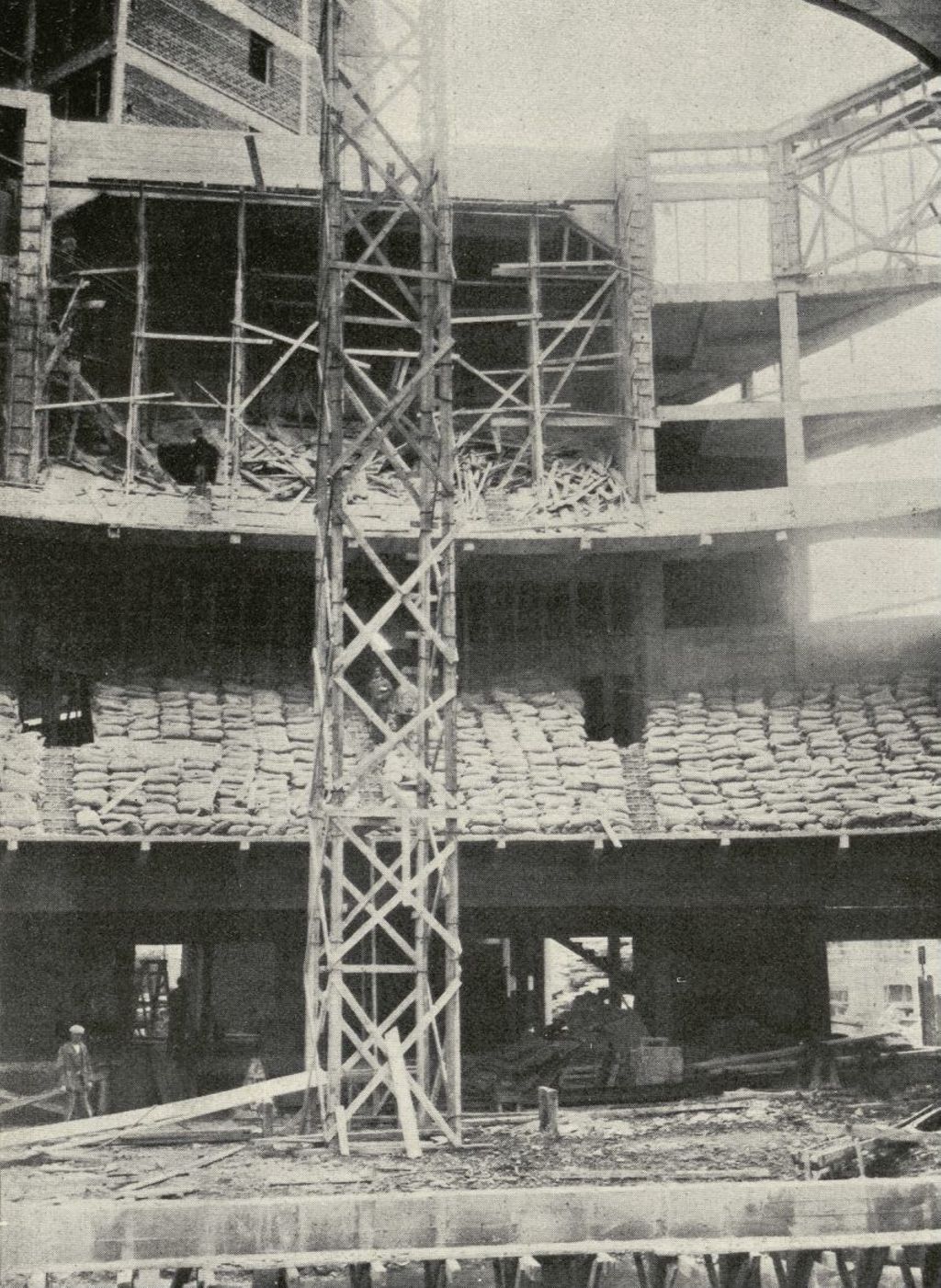 Miniatura de Vista interior del teatro del edificio Coliseum durante su construcción