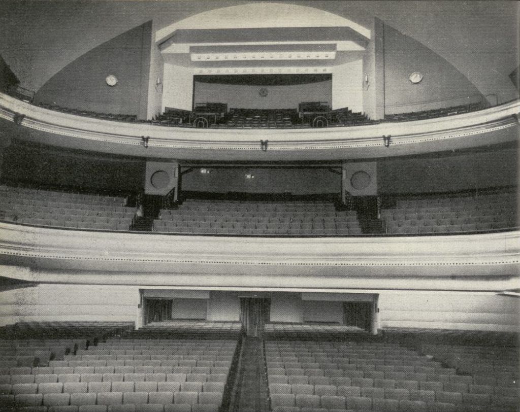 Miniatura de La sala vista desde el escenario del teatro del edificio Coliseum