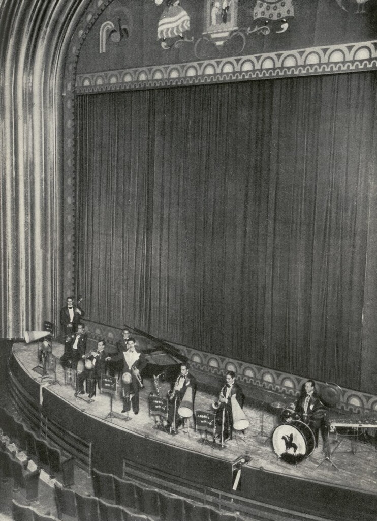 Miniatura de La orquesta sobre el montacargas del teatro del edificio Coliseum