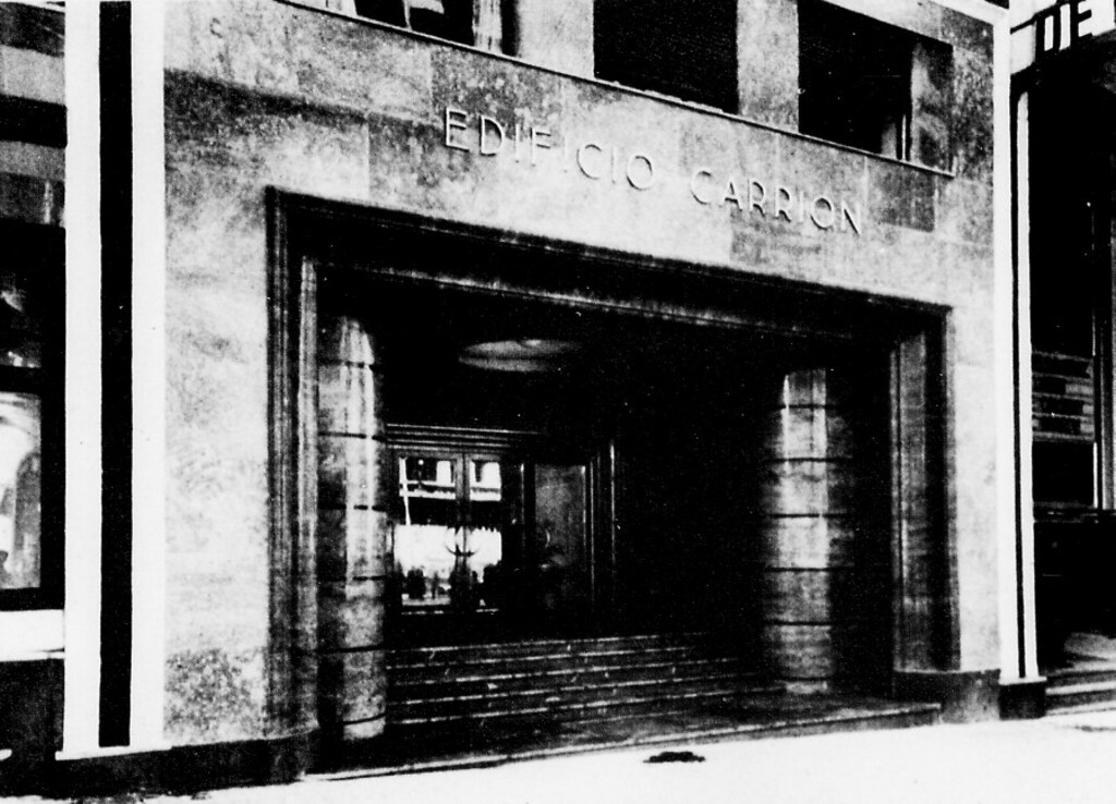 Miniatura de Entrada al edificio Carrión (edificio Capitol)