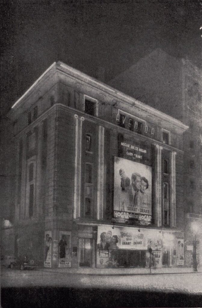 Miniatura de Vista nocturna del Cine Avenida