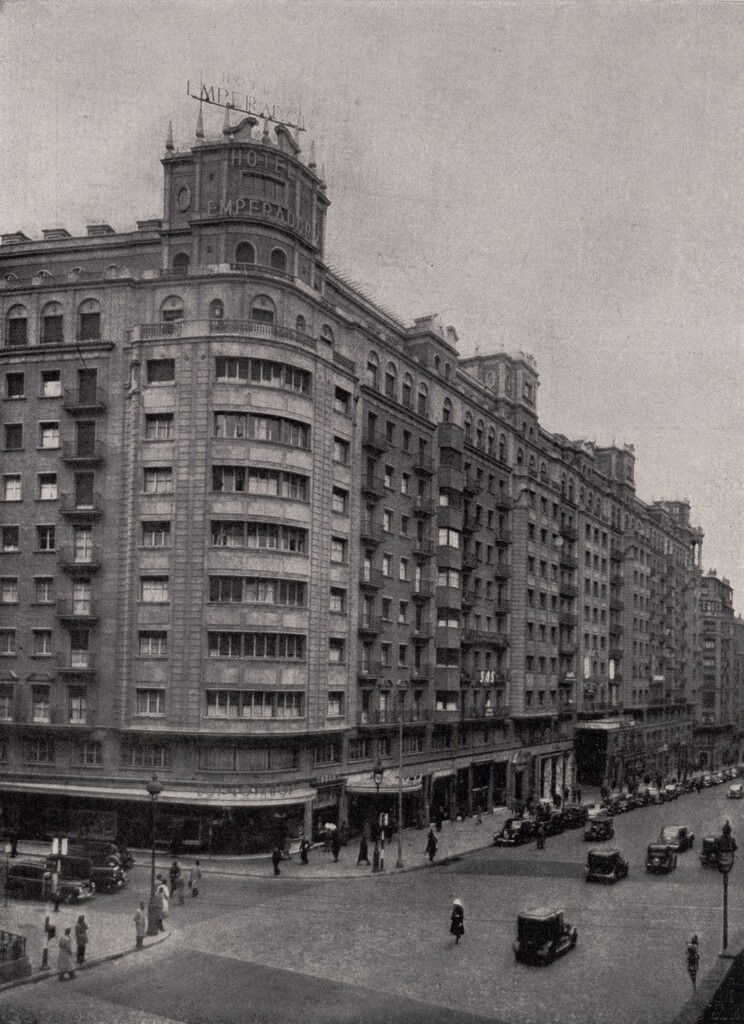 Miniatura de Chaflán a la calle San Bernardo del edificio Los Sótanos