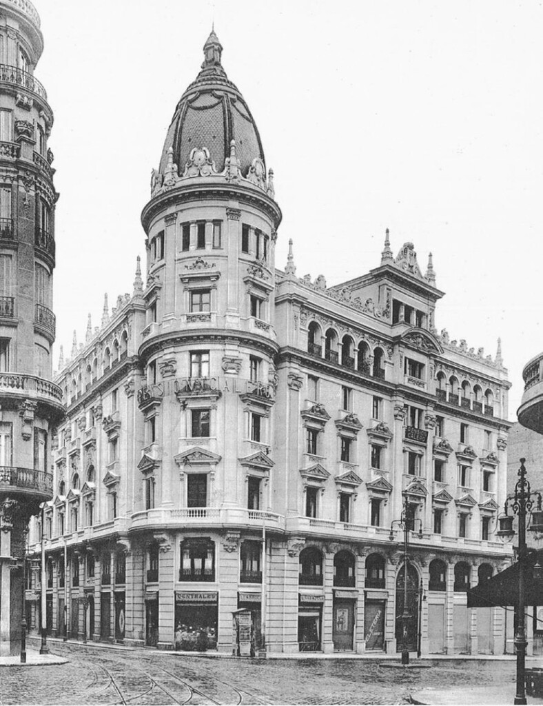 Miniatura de Entrada del edificio del Círculo de la Unión Mercantil e Industrial