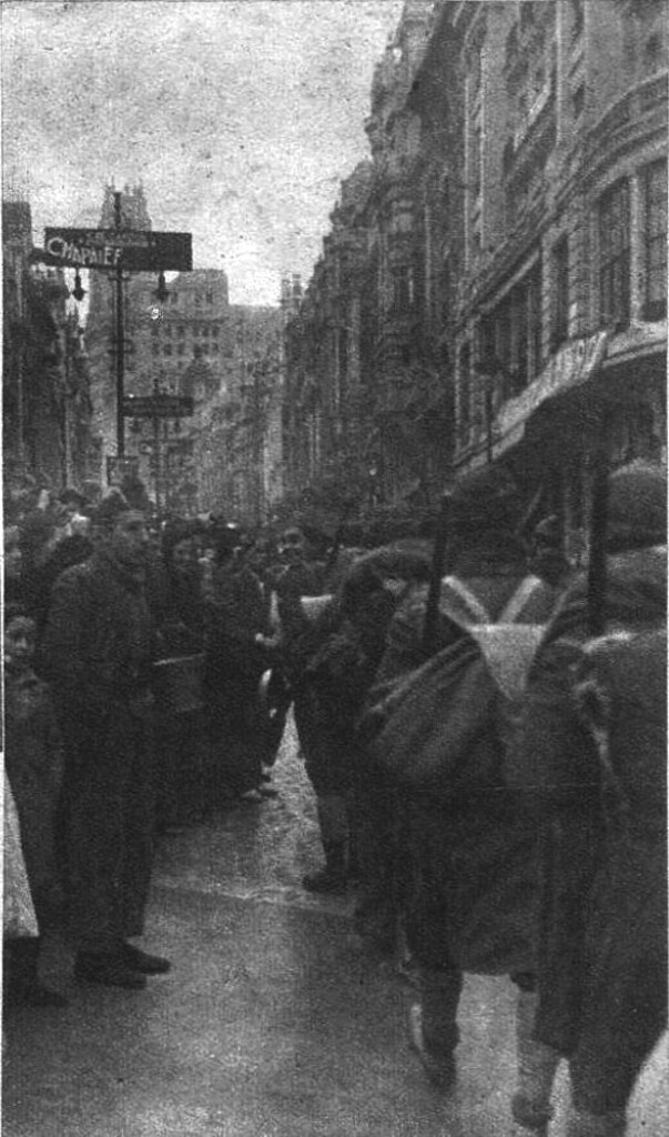 Miniatura de De Cataluña y de Levante llegan a la capital columnas de bravos combatientes, que desfilan por las calles de la ciudad entre las aclamaciones y el entusiasmo de la población civil