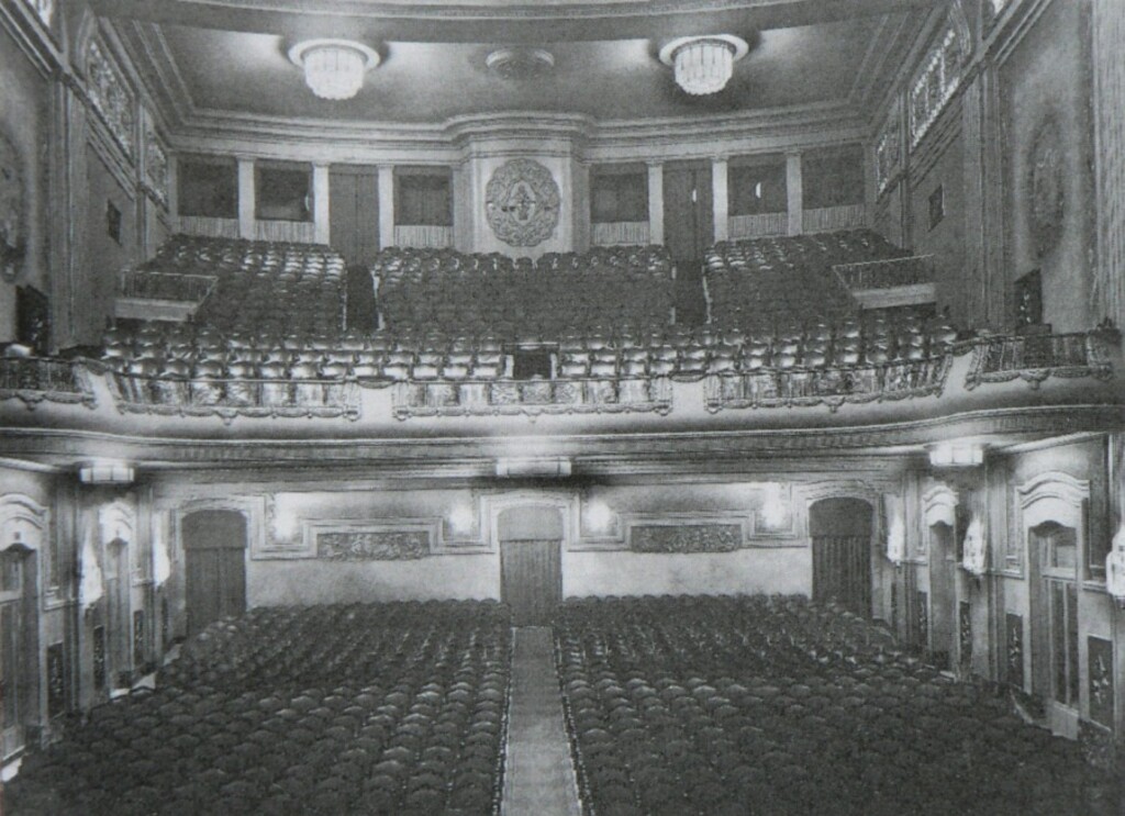 Miniatura de La sala del cine Callao vista desde la pantalla