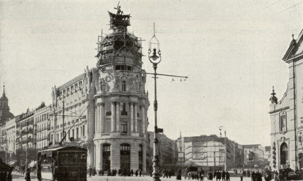 Miniatura de Aspecto del lugar de arranque del primer tramo de la Gran Vía, después de iniciarse las obras