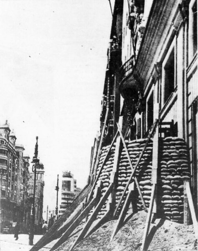 Miniatura de La fachada del edificio de la Telefónica protegida contra las bombas durante la guerra civil