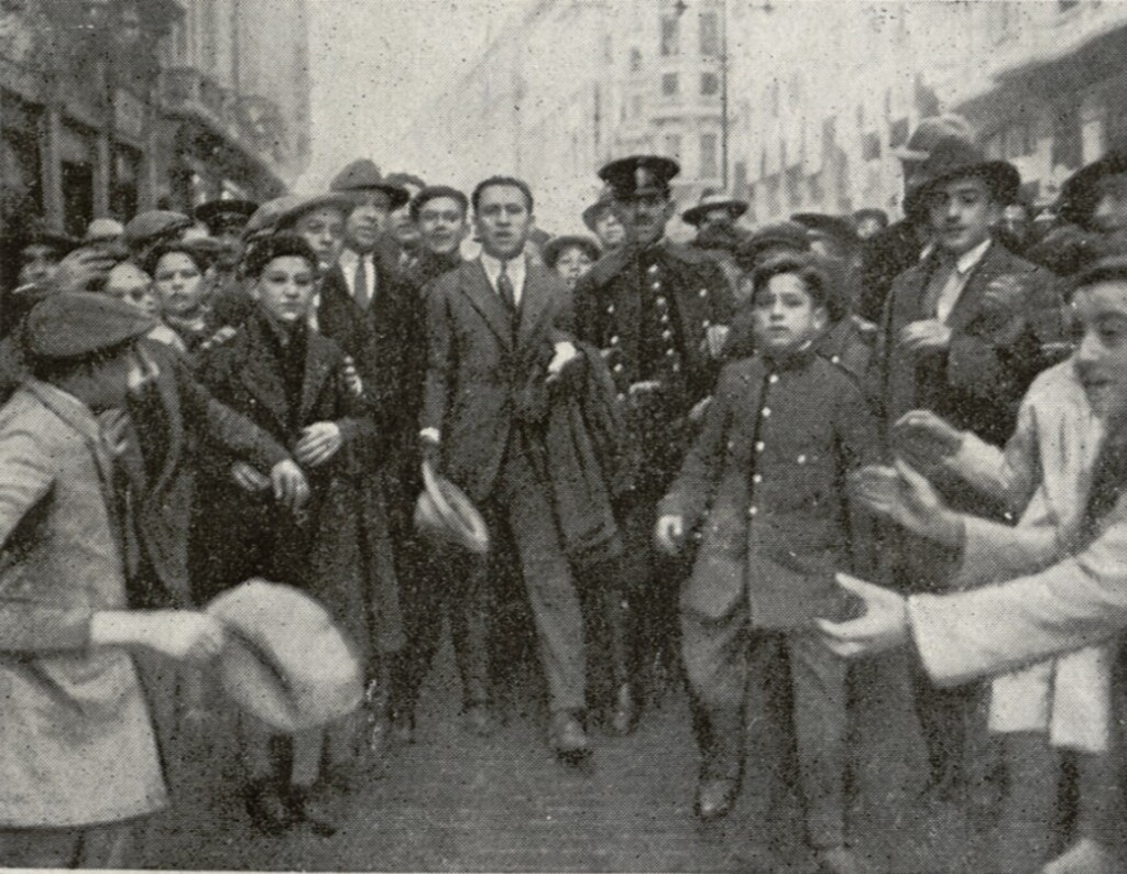 Miniatura de El torero Fortuna aclamado por la multitud después de matar en la Gran Vía a un toro escapado