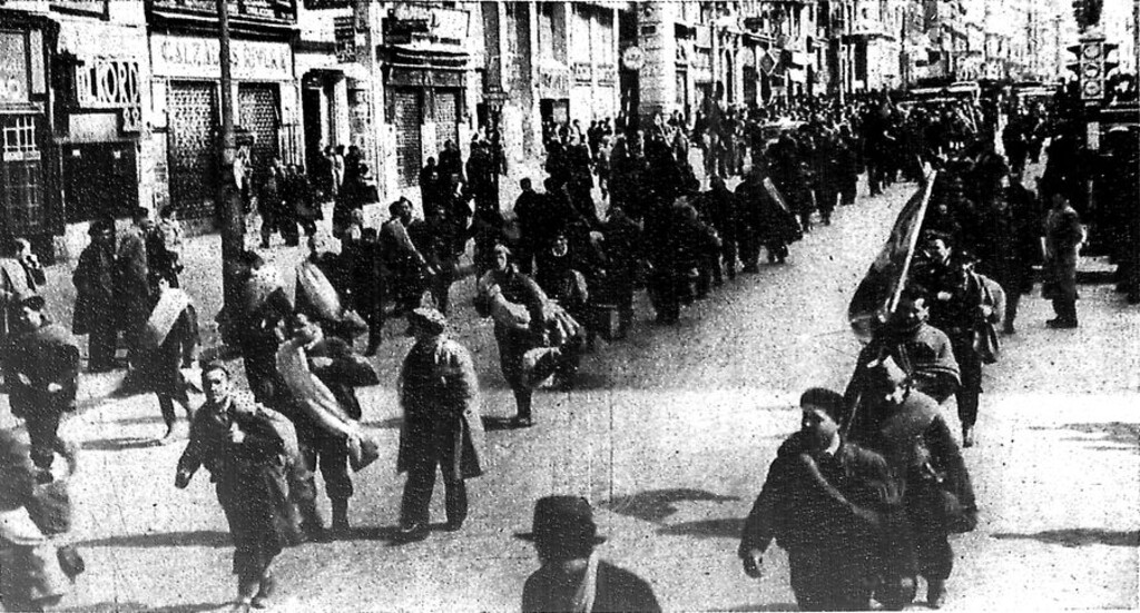 Miniatura de Una columna del Ejército popular, a su paso por la Gran Vía