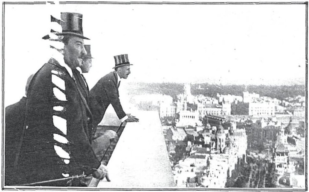 Miniatura de Inauguración del servicio telefónico con Norteamérica. El rey con el marqués de Urquijo, en la torre del edificio, contemplan Madrid a vista de pájaro