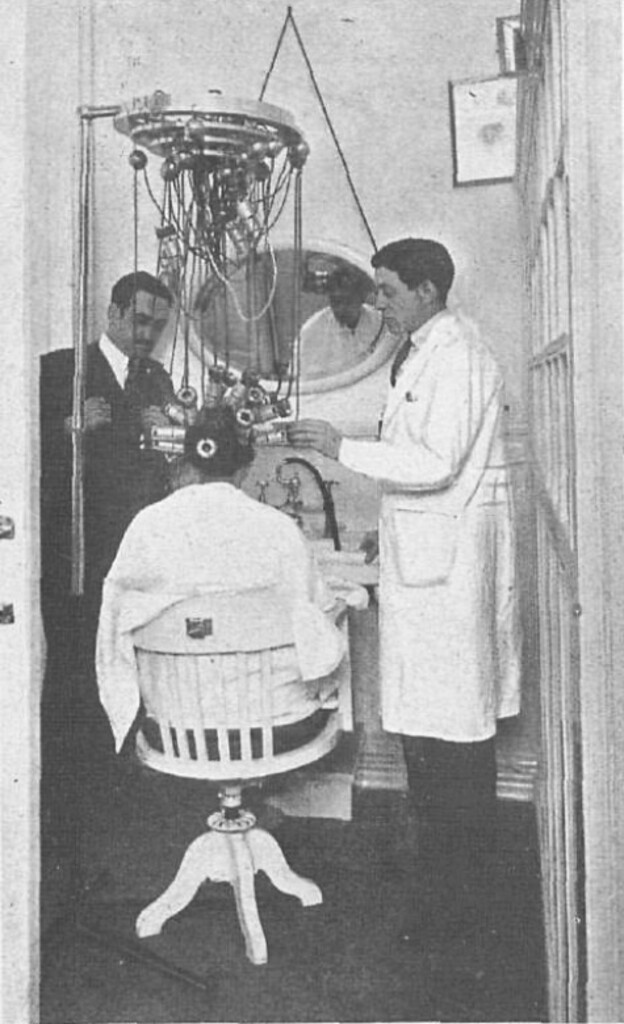Miniatura de Interior de una cabina de la peluquería de señoras de E. Castro en la Gran Vía
