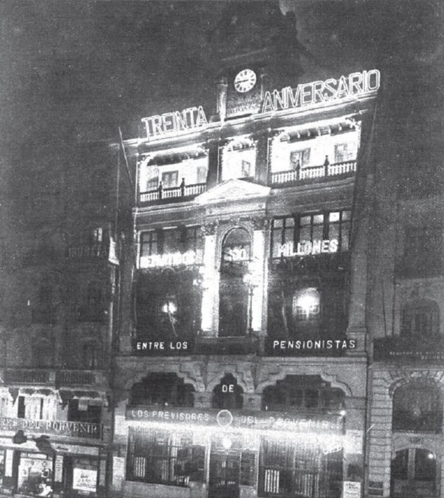 Miniatura de Vista nocturna de la Casa de los Previsores del Porvenir en Gran Vía 3