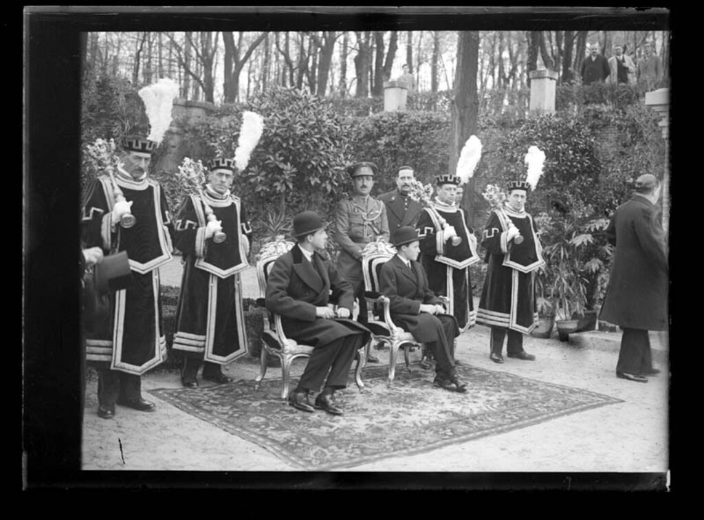 Miniatura de Inauguración de la biblioteca infantil del parterre del Retiro por los infantes Don Juan y Don Gonzalo