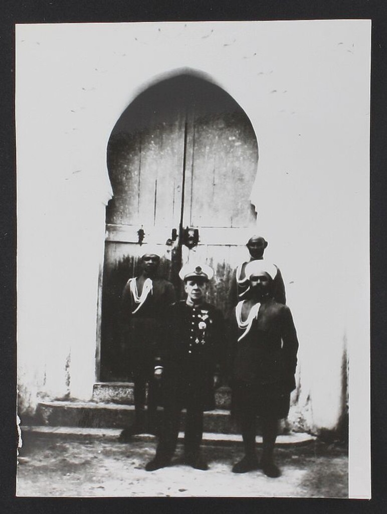 Miniatura de El maestro Ricardo Villa con el director de la Banda de Regulares del protectorado español de Marruecos en 1927