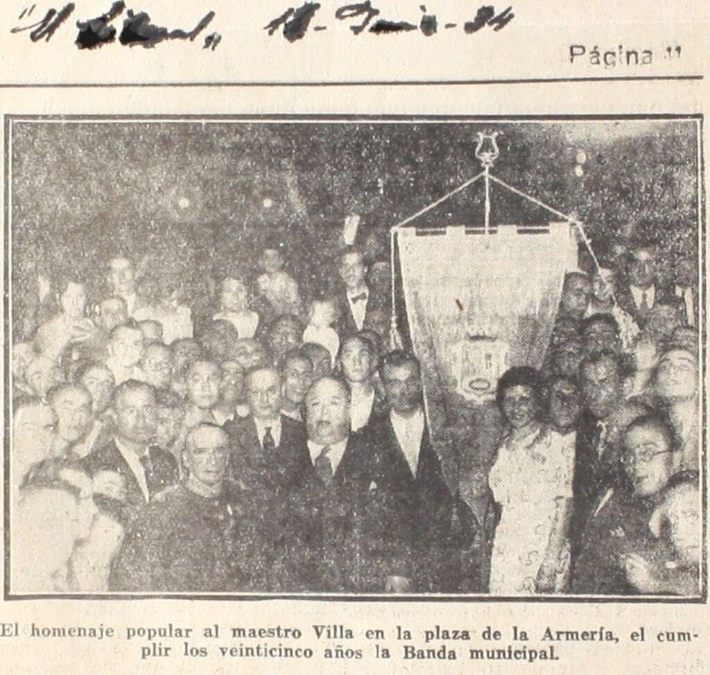 Miniatura de Homenaje popular al maestro Villa en la plaza de la Armería, al cumplir los veinticinco años la Banda Municipal